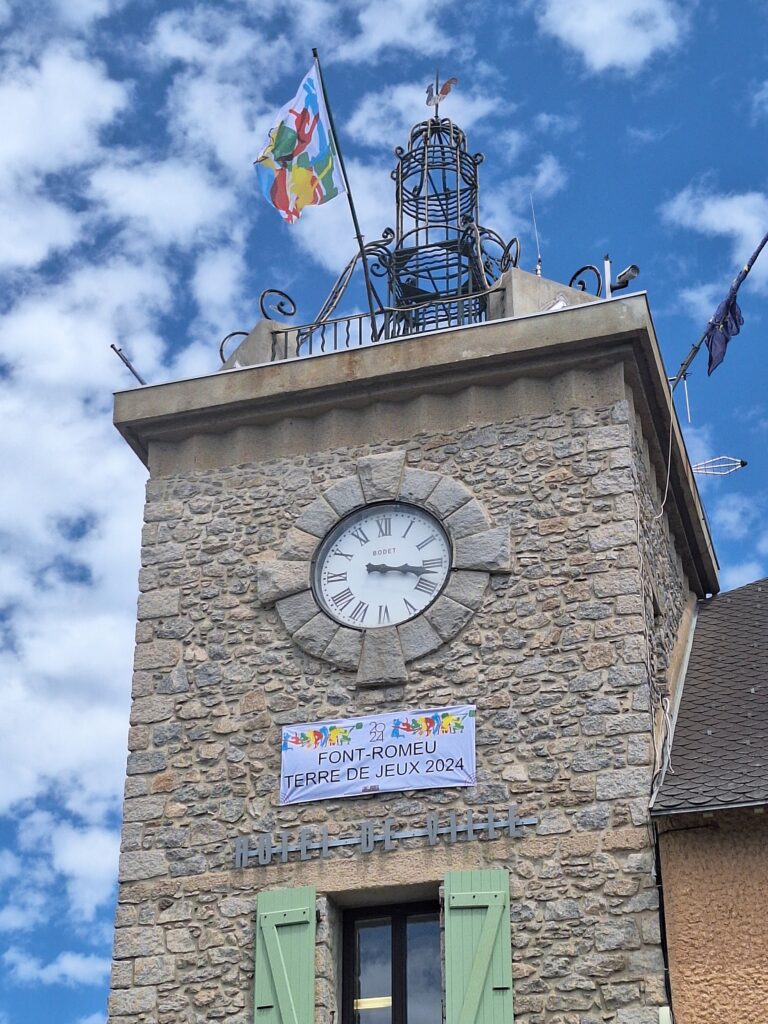 Sportifs sur l'hôtel de ville de Font-Romeu Odeillo Via