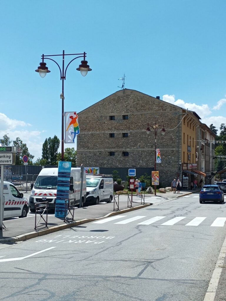 Sportifs sur les candélabres du centre-ville de Font-Romeu Odeillo Via